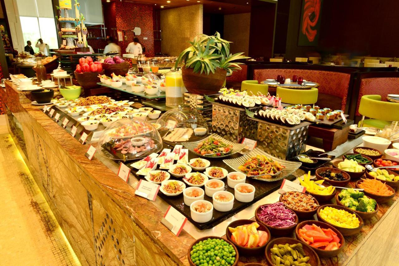 Radisson Blu Hotel Guwahati Exterior foto A salad bar