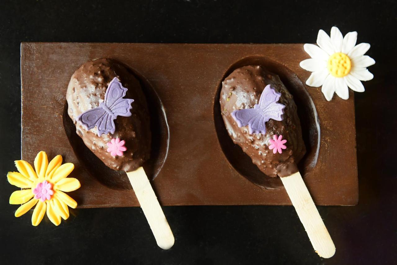 Radisson Blu Hotel Guwahati Exterior foto Chocolate-covered marzipan