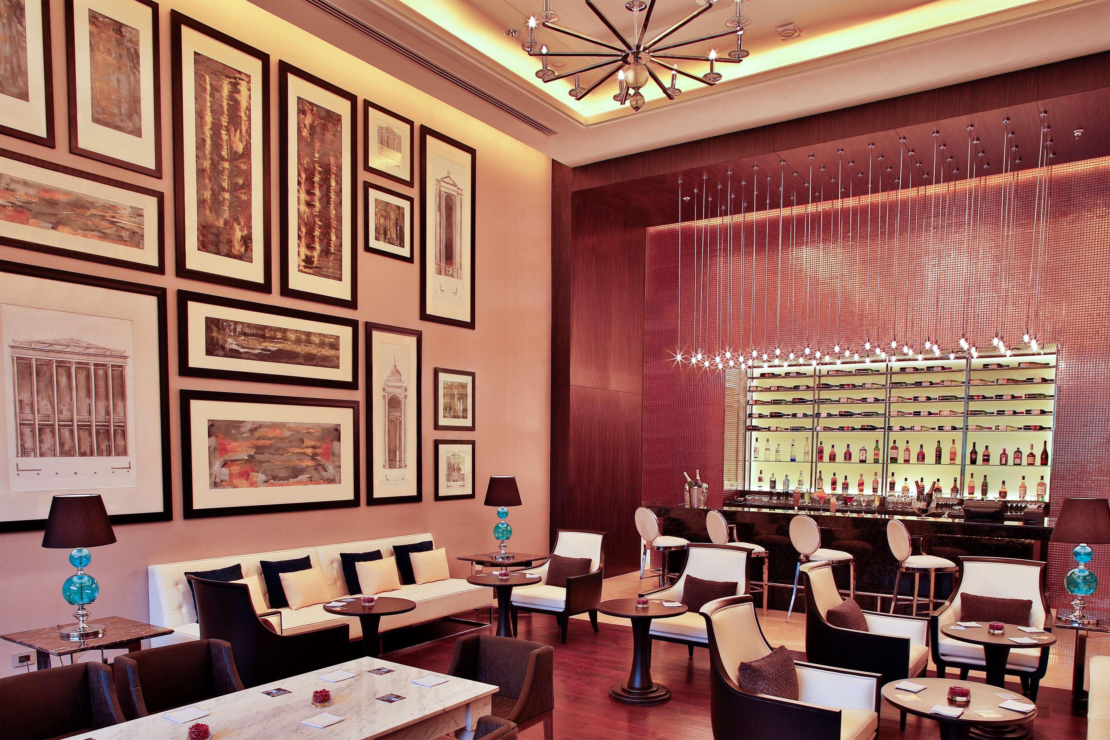 Radisson Blu Hotel Guwahati Exterior foto The bar at the hotel