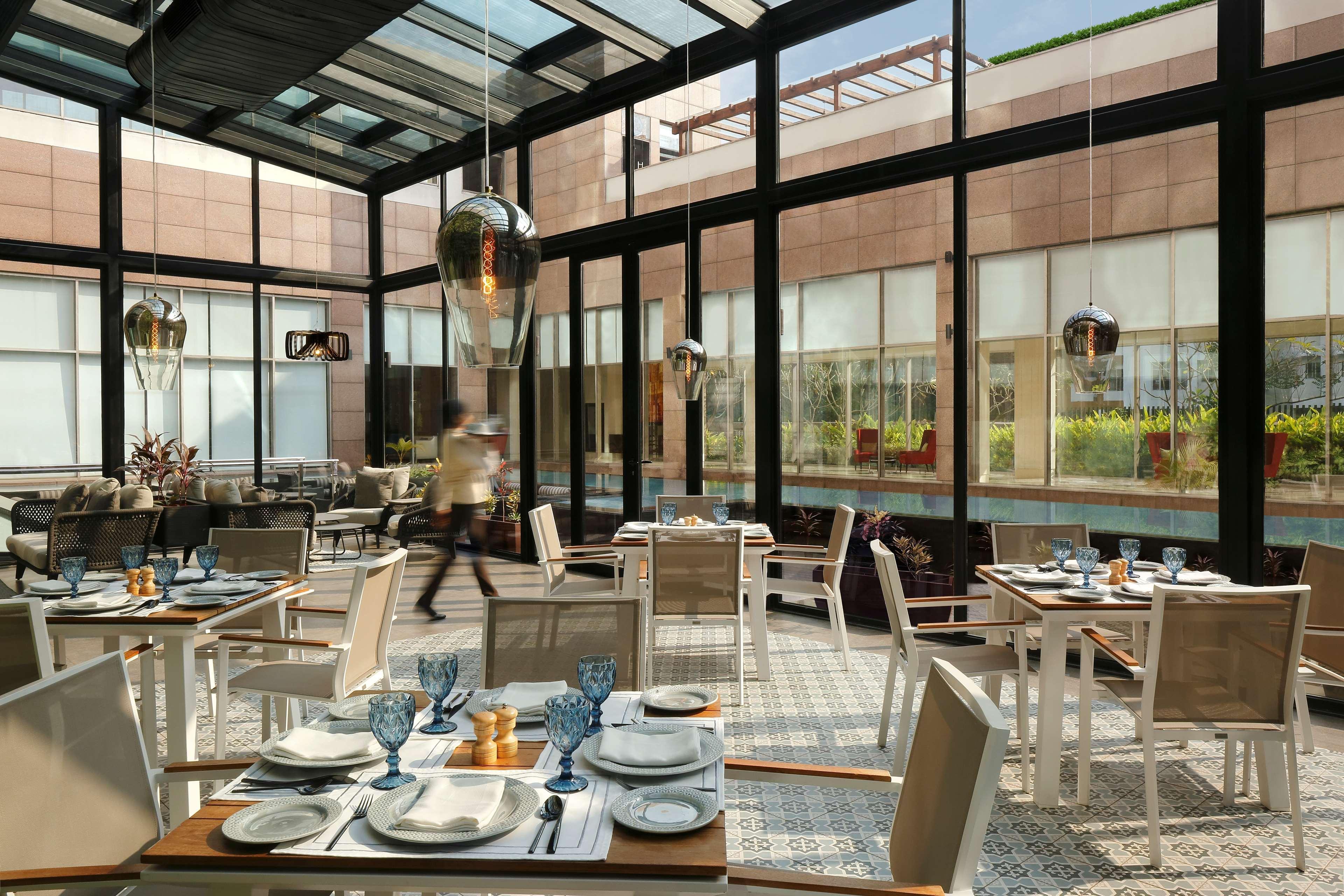 Radisson Blu Hotel Guwahati Exterior foto The restaurant