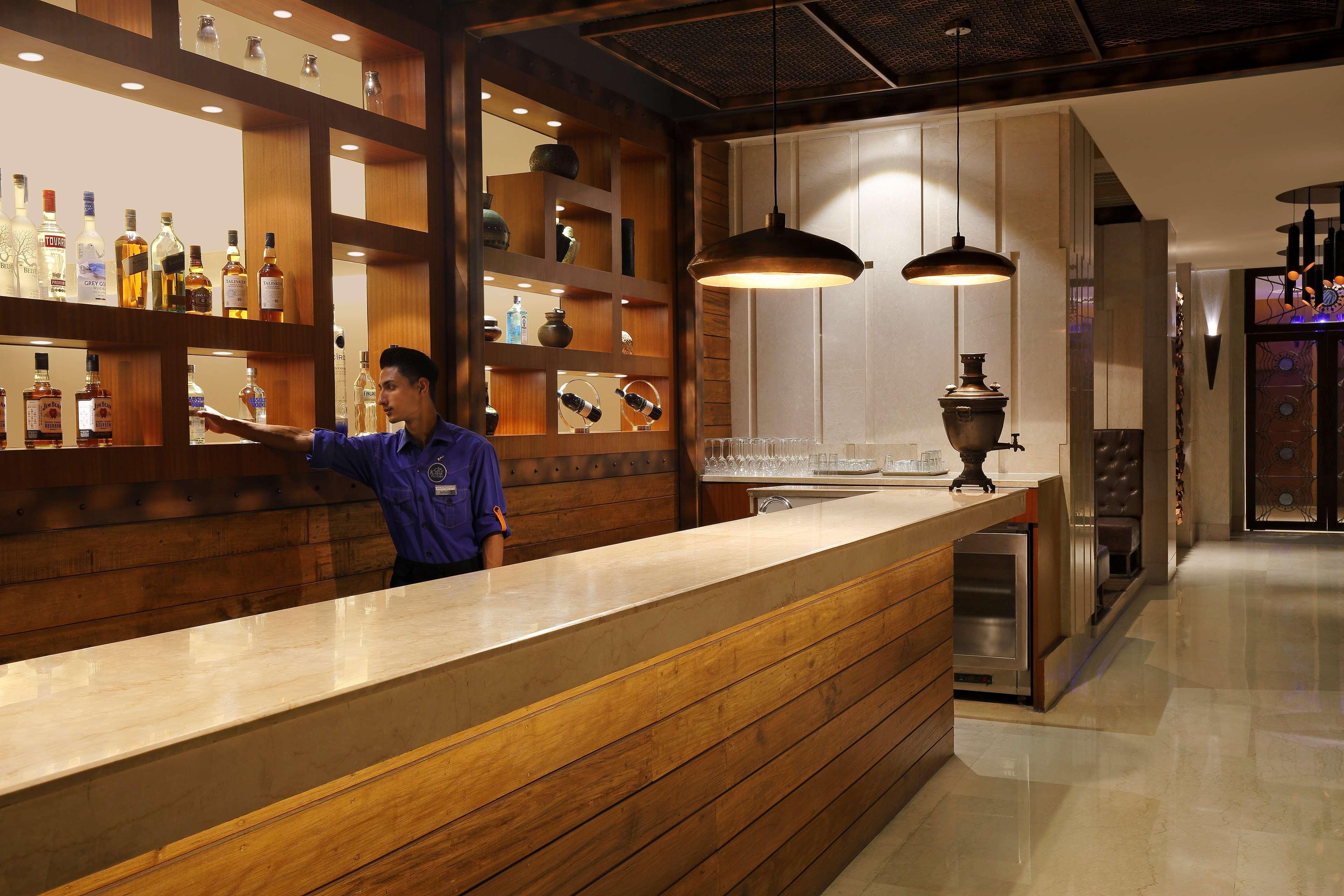 Radisson Blu Hotel Guwahati Exterior foto The bar at the lounge