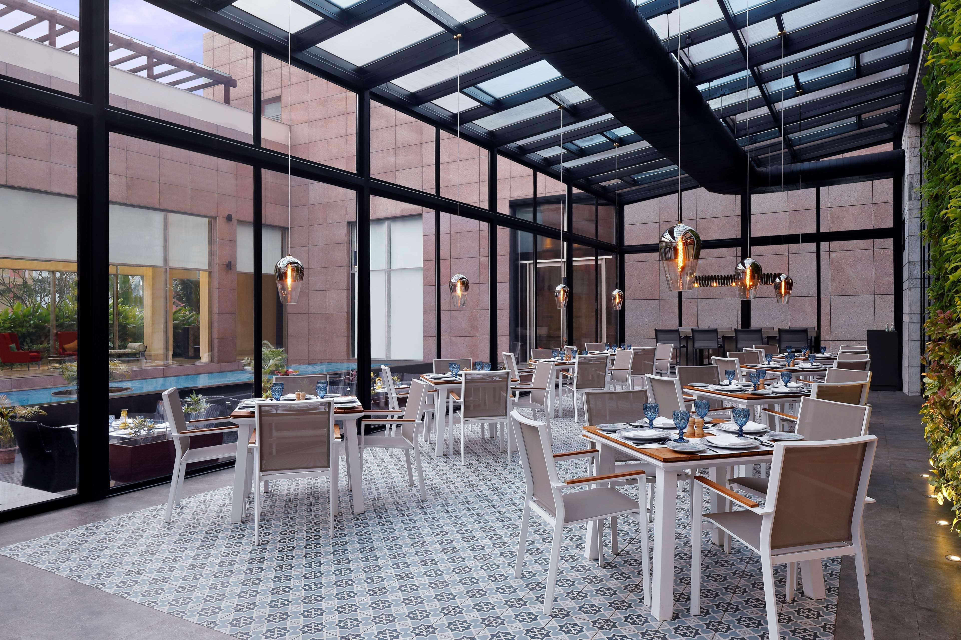 Radisson Blu Hotel Guwahati Exterior foto The restaurant
