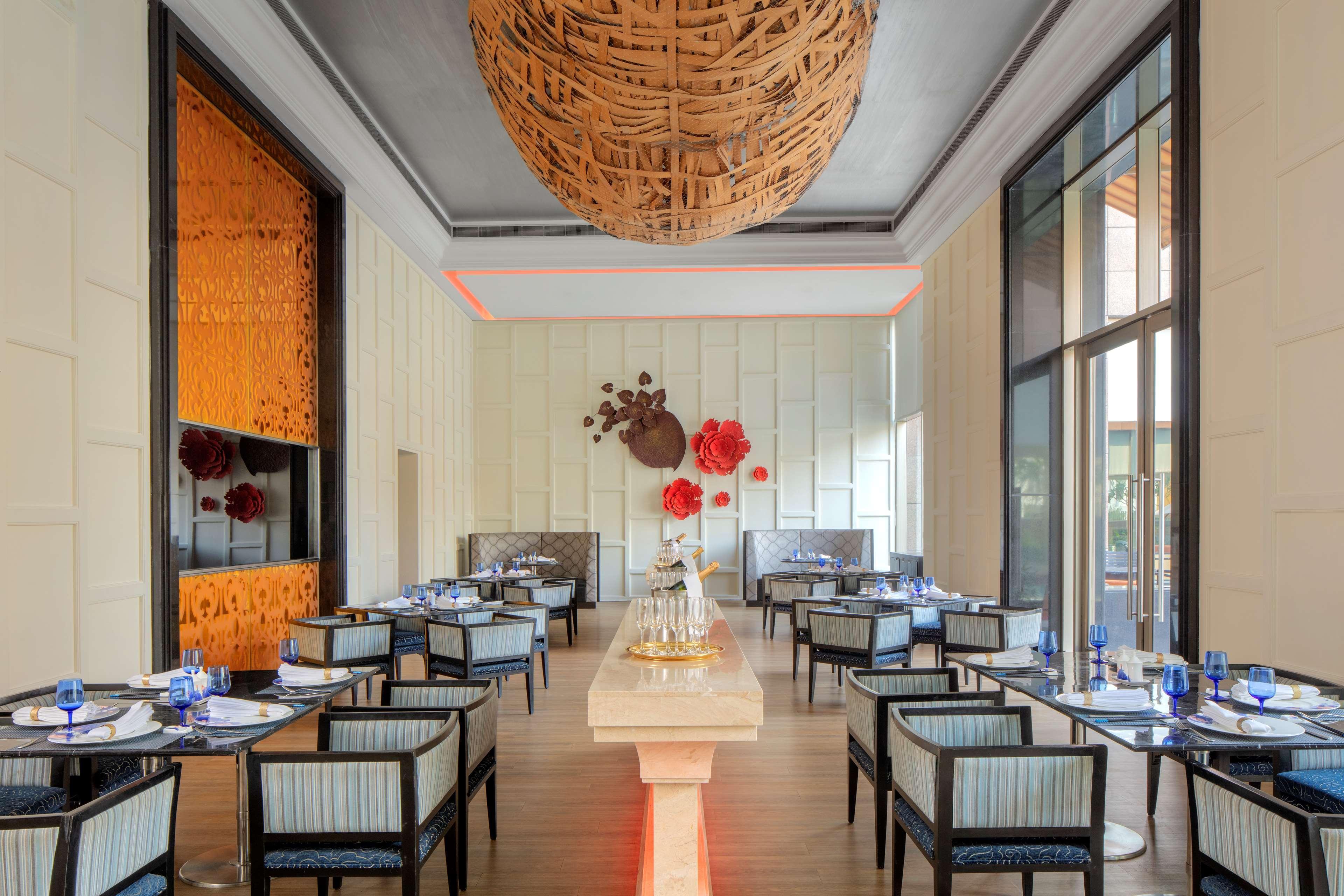 Radisson Blu Hotel Guwahati Exterior foto The restaurant