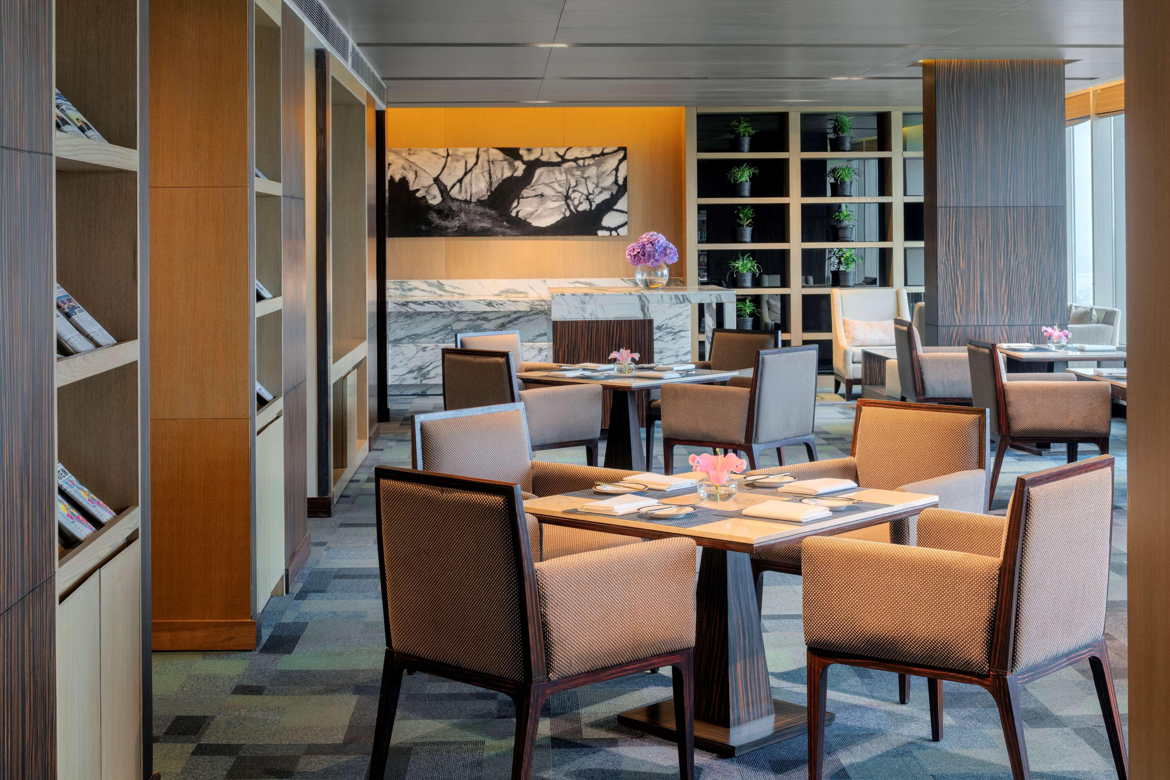Radisson Blu Hotel Guwahati Exterior foto The Club at Hong Kong International Airport