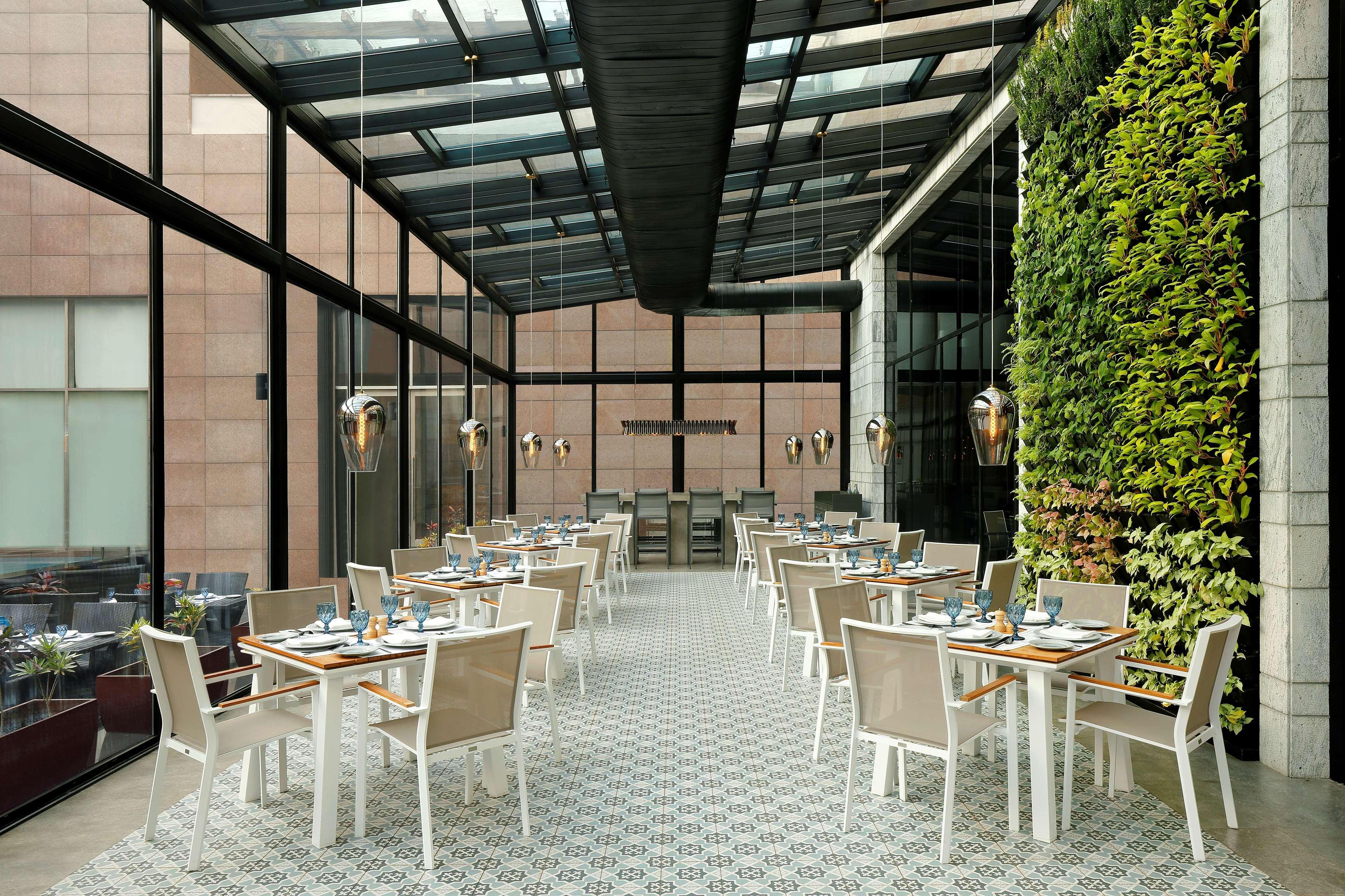 Radisson Blu Hotel Guwahati Exterior foto The restaurant