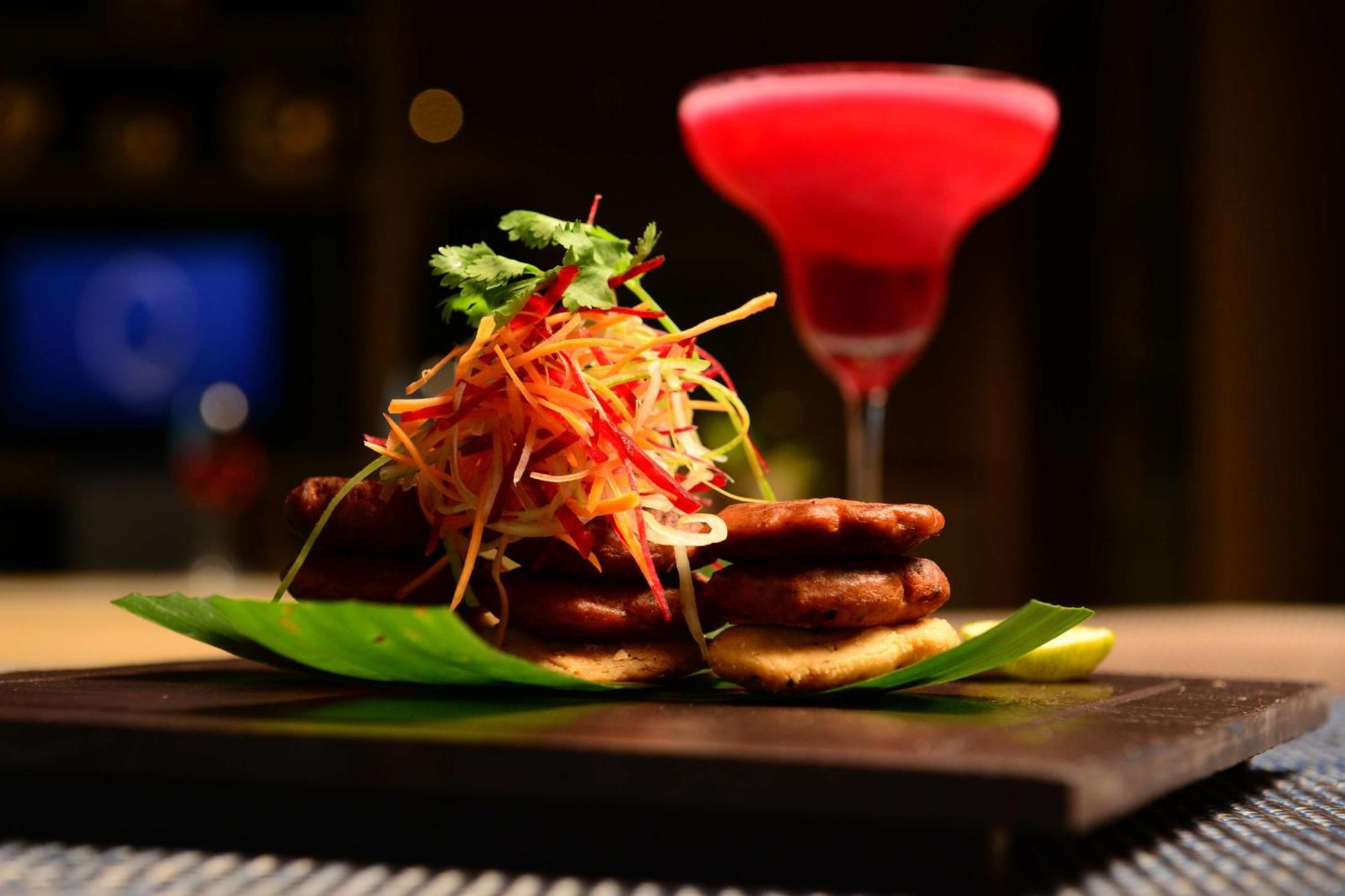 Radisson Blu Hotel Guwahati Exterior foto A cocktail and a snack