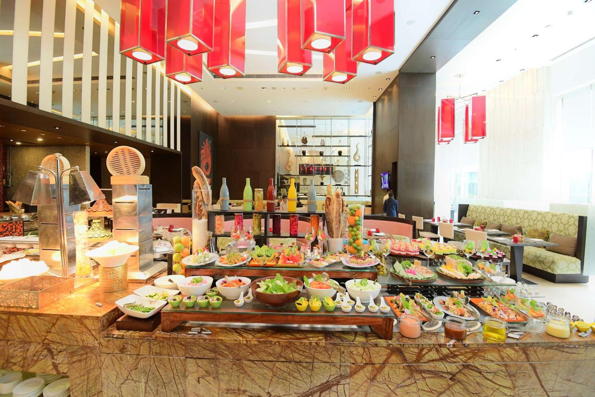 Radisson Blu Hotel Guwahati Exterior foto A salad bar