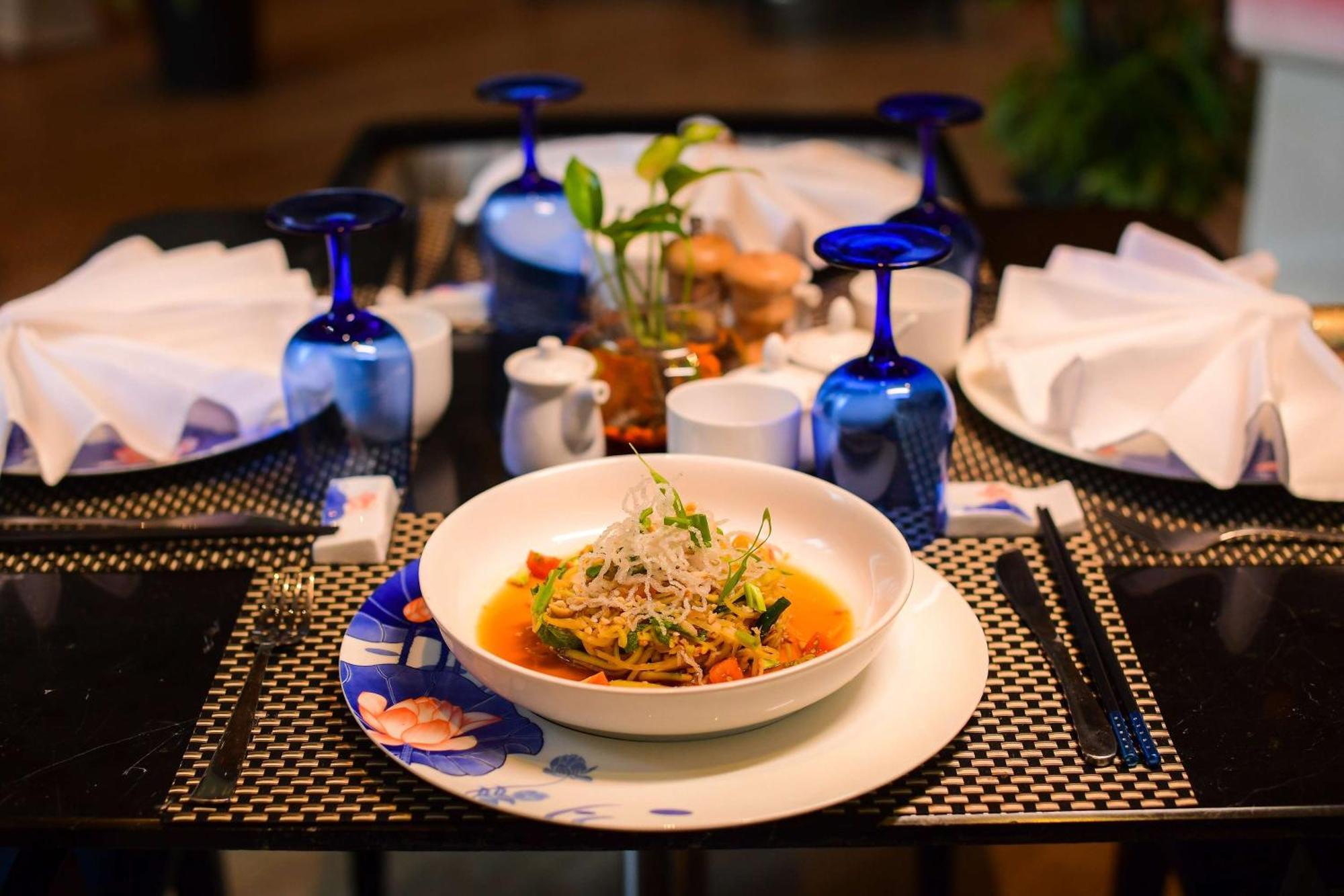 Radisson Blu Hotel Guwahati Exterior foto A dish of Thai cuisine