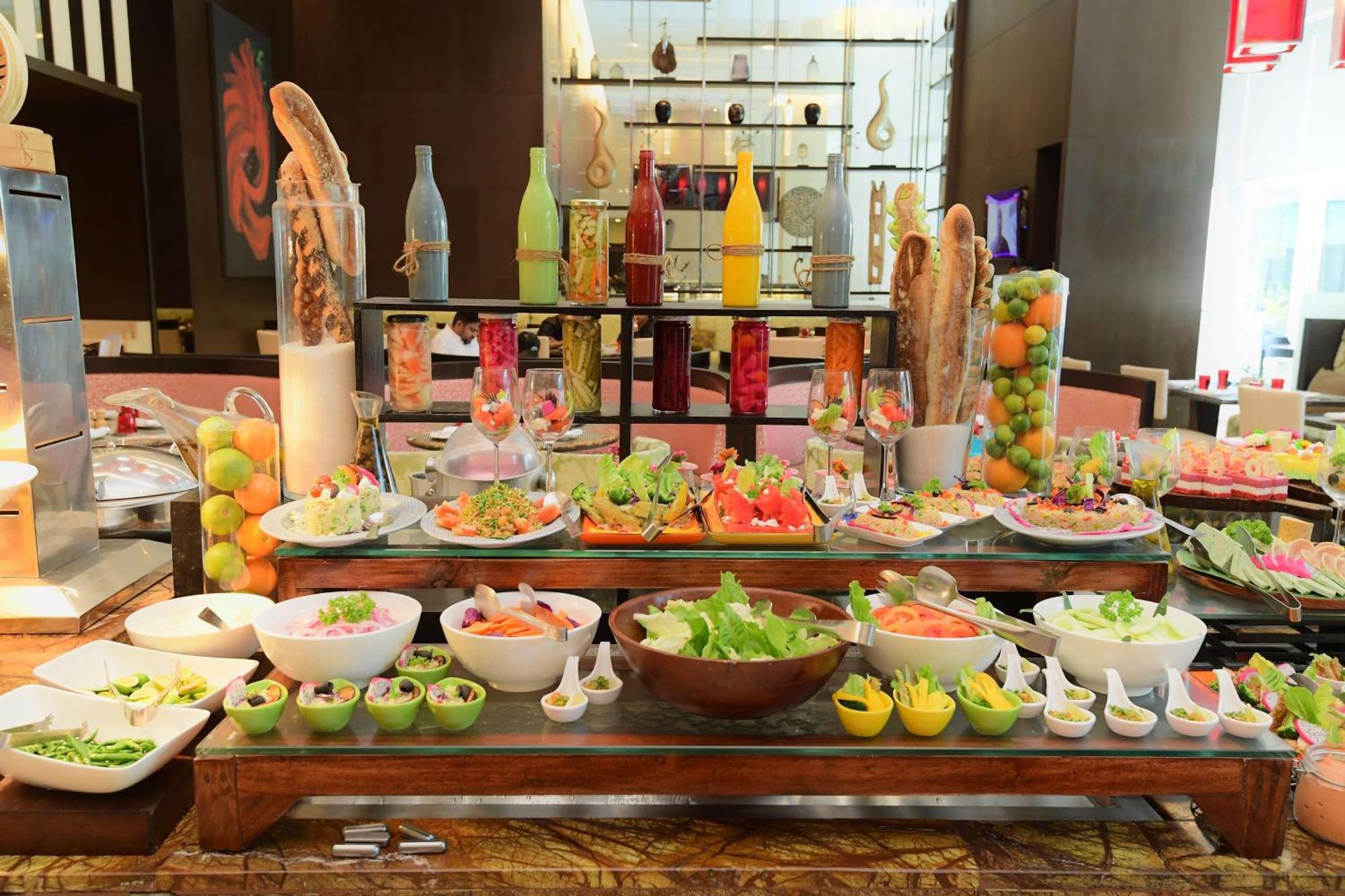 Radisson Blu Hotel Guwahati Exterior foto A salad bar