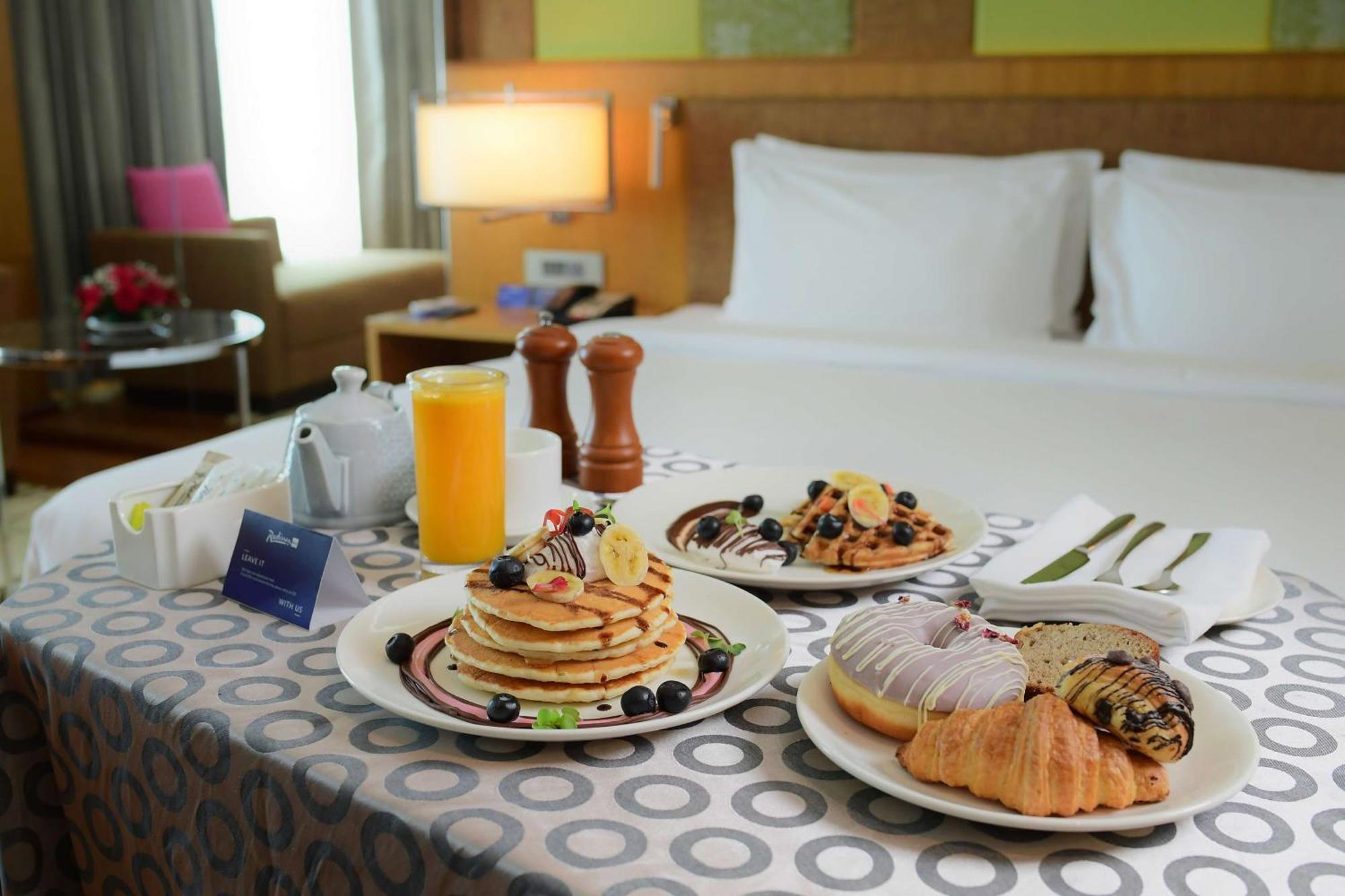 Radisson Blu Hotel Guwahati Exterior foto Room service