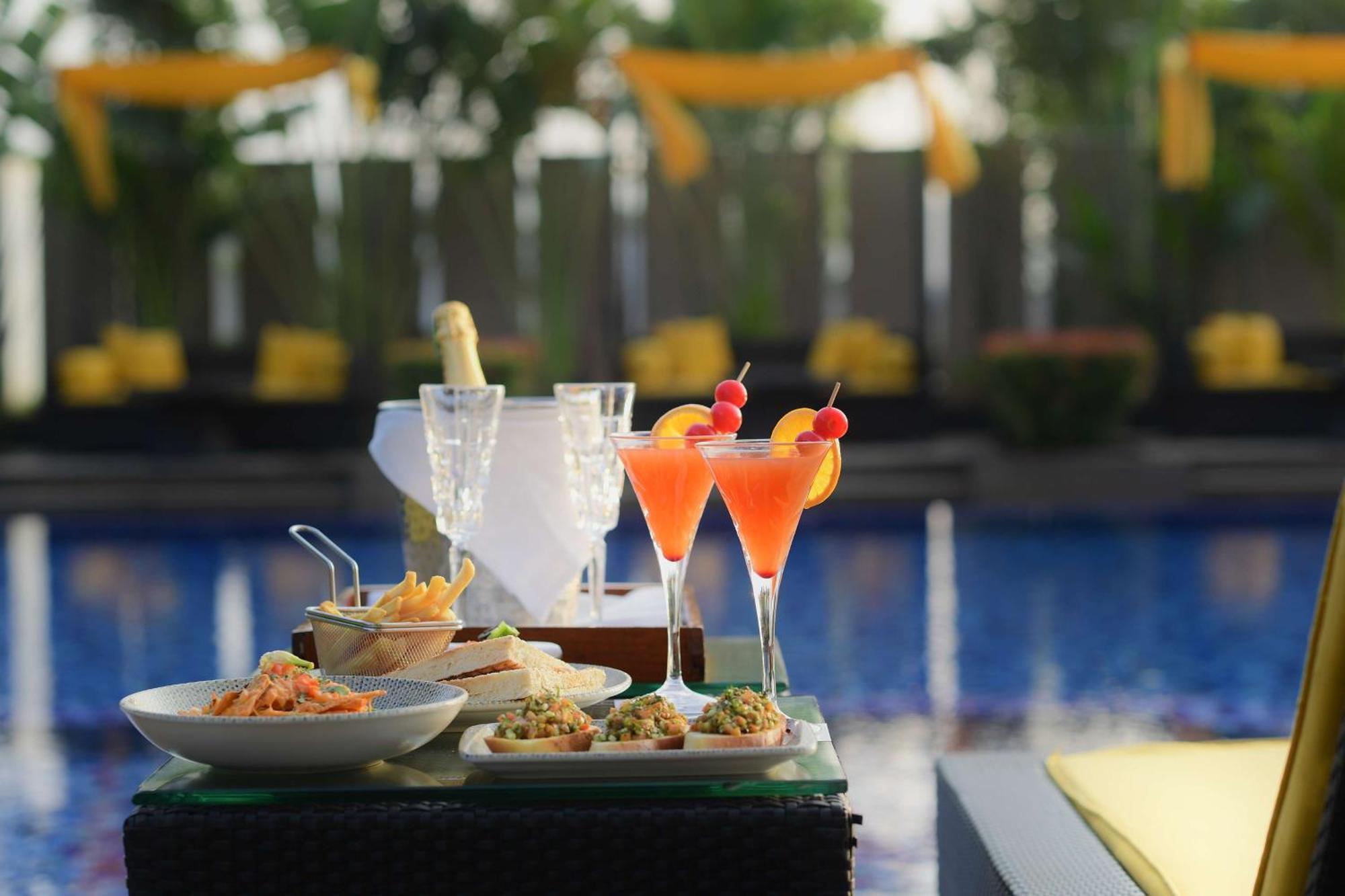 Radisson Blu Hotel Guwahati Exterior foto Cocktails at the bar